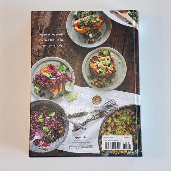 💙 3/$21 - Vegetarian Cookbook - Naturally Nourished by Sarah Britton, hardcover - Picture 3 of 5